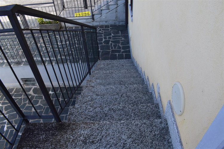 Costa Serina affare indipendente appartamento con 2 box e giardino privato Costa Serina