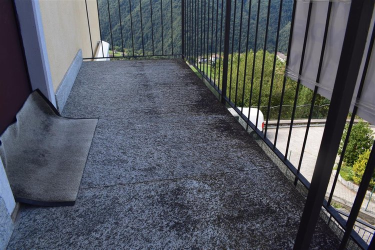 Costa Serina affare indipendente appartamento con 2 box e giardino privato Costa Serina