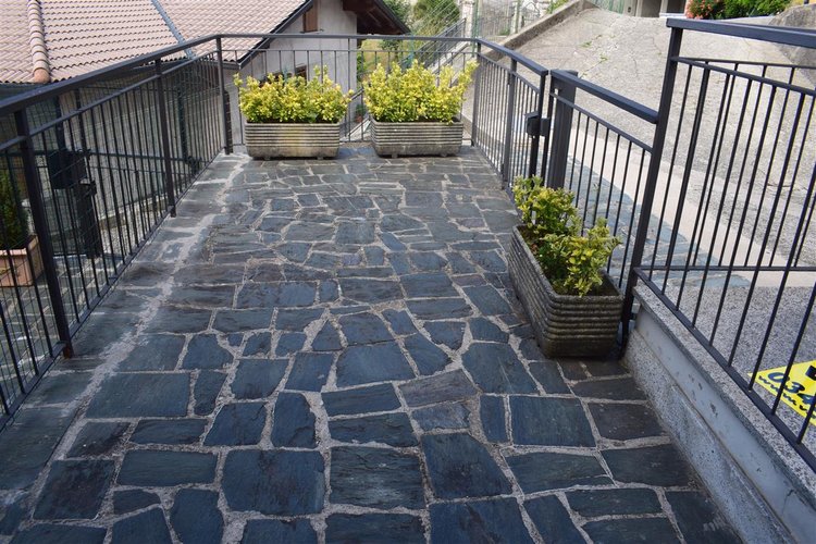 Costa Serina affare indipendente appartamento con 2 box e giardino privato Costa Serina