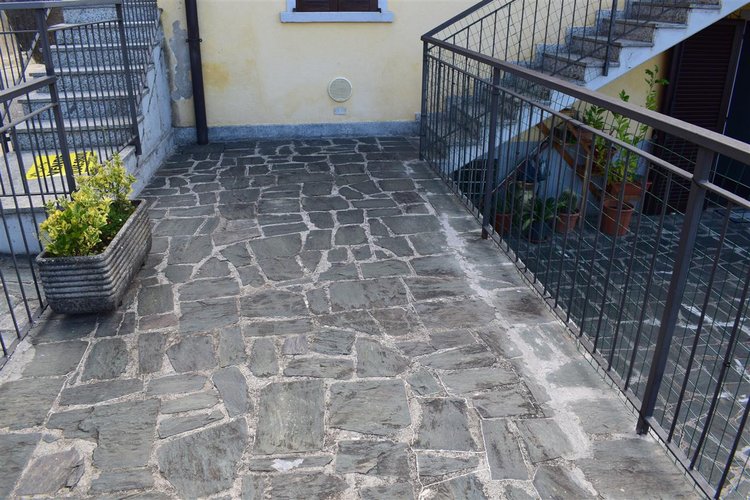 Costa Serina affare indipendente appartamento con 2 box e giardino privato Costa Serina