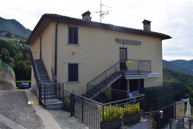 Costa Serina affare indipendente appartamento con 2 box e giardino privato