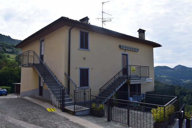 Costa Serina affare indipendente appartamento con 2 box e giardino privato Costa Serina