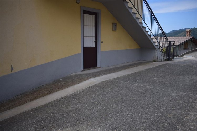 Costa Serina occasione due bilocali arredati con doppio box Costa Serina