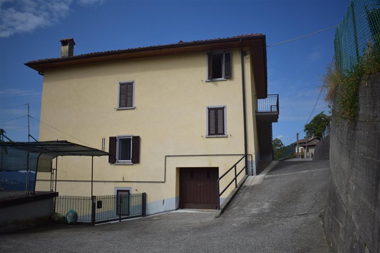 Costa Serina occasione due bilocali arredati con doppio box