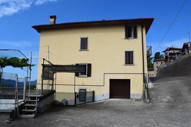 Costa Serina occasione due bilocali arredati con doppio box Costa Serina