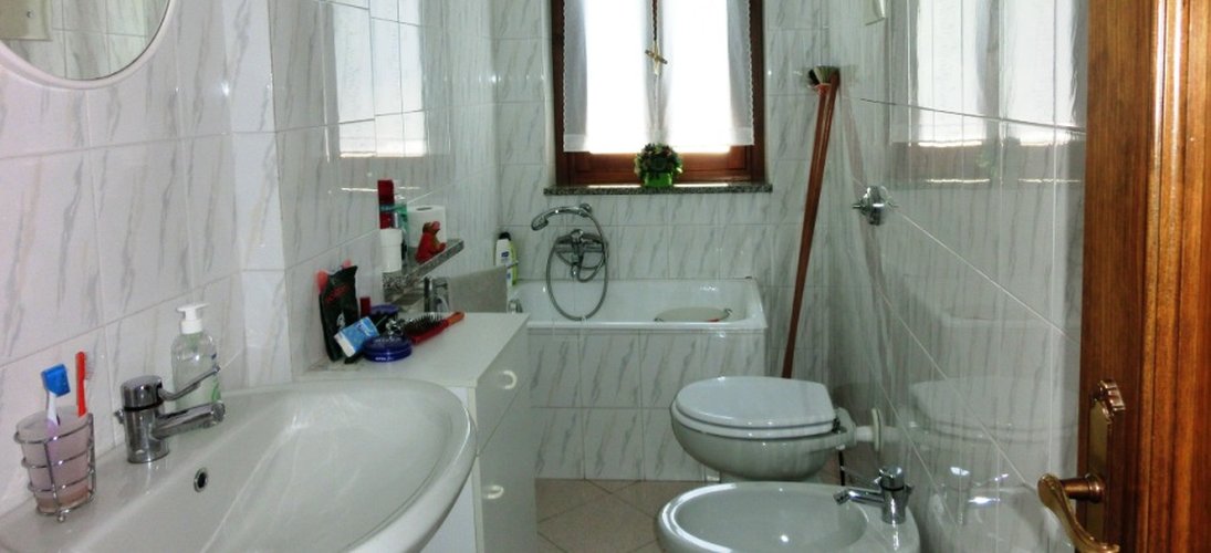 Serina-Valpiana, nel verde in elegante palazzina, bilocale balconato con box Serina