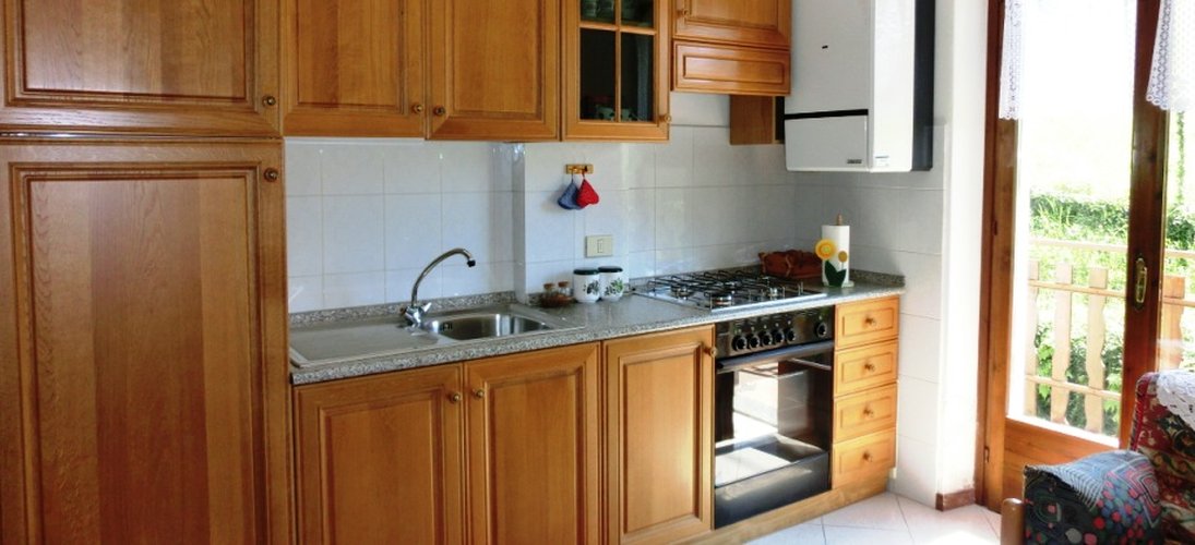 Serina-Valpiana, nel verde in elegante palazzina, bilocale balconato con box Serina