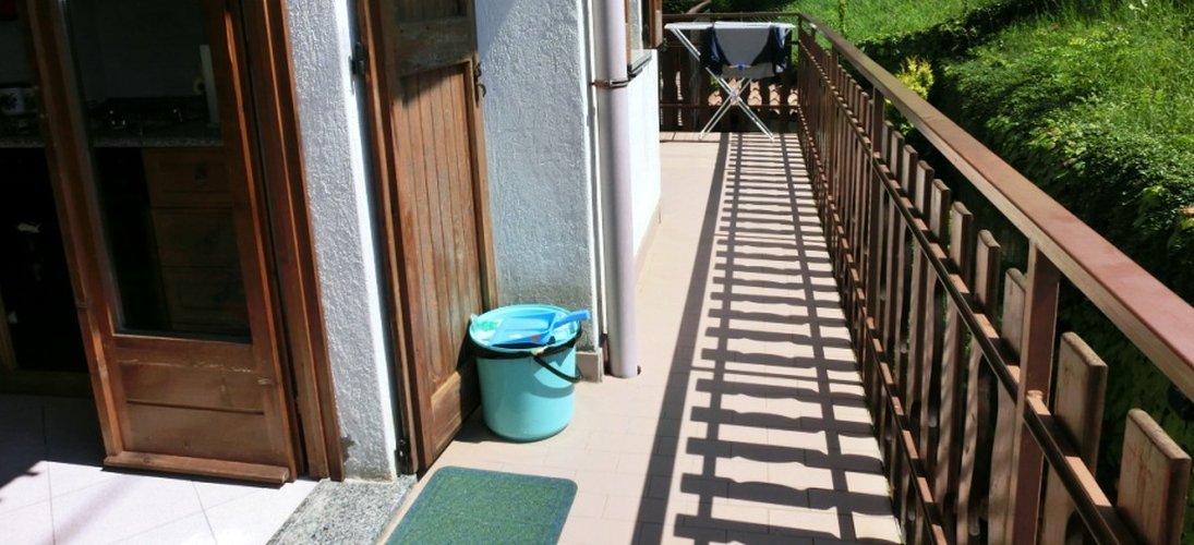 Serina-Valpiana, nel verde in elegante palazzina, bilocale balconato con box Serina