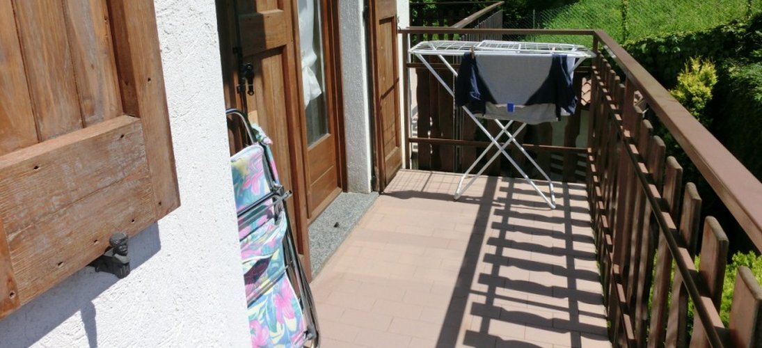 Serina-Valpiana, nel verde in elegante palazzina, bilocale balconato con box Serina