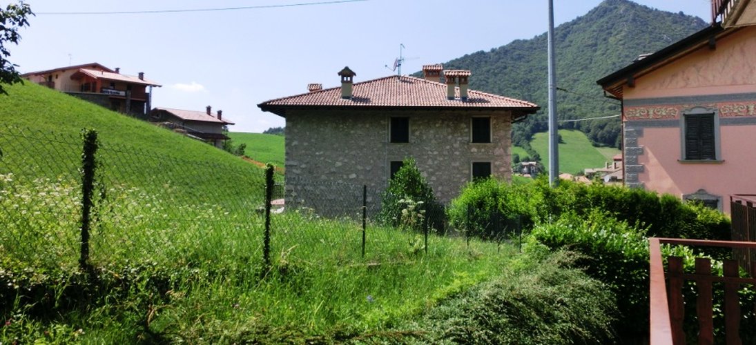 Serina-Valpiana, nel verde in elegante palazzina, bilocale balconato con box Serina