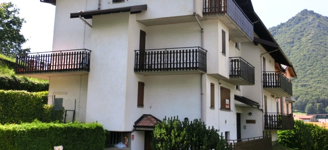 Serina-Valpiana, nel verde in elegante palazzina, bilocale balconato con box Serina