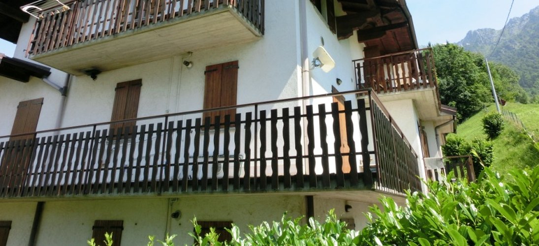 Serina-Valpiana, nel verde in elegante palazzina, bilocale balconato con box Serina