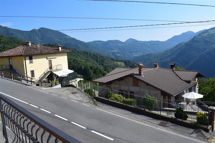 Costa Serina, adorabile porzione di casa con corte esclusiva Costa Serina