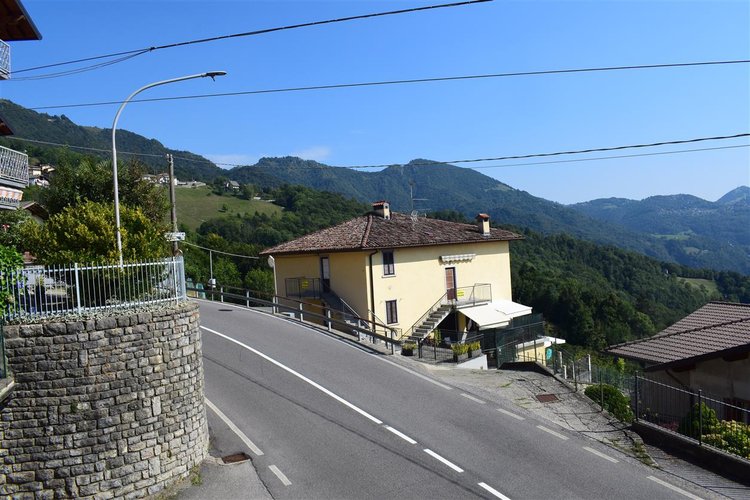 Costa Serina, adorabile porzione di casa con corte esclusiva Costa Serina