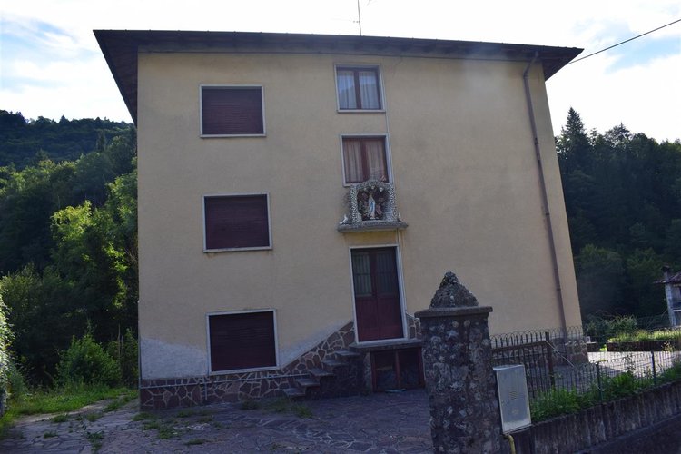 Algua Rosolo, casa d’epoca indipendente con godibilissima area pertinenziale Algua