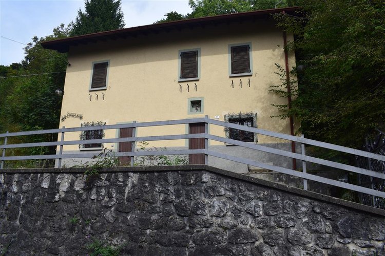 Serina vicino al centro, introvabile casetta singola con terreno di proprietà