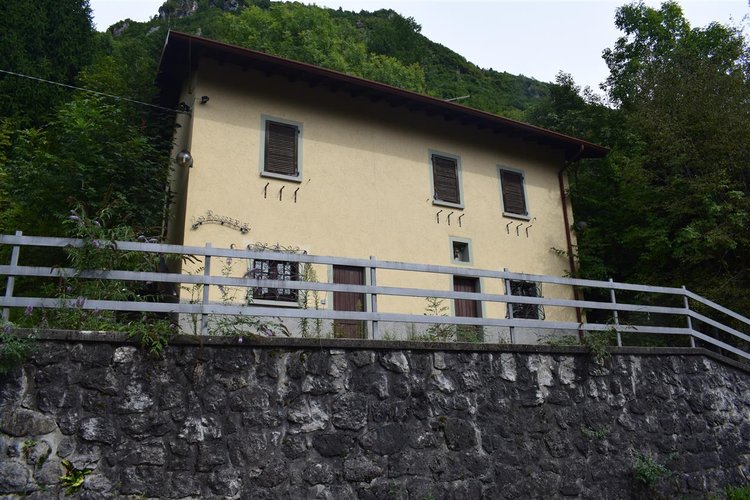 Serina vicino al centro, introvabile casetta singola con terreno di proprietà Serina