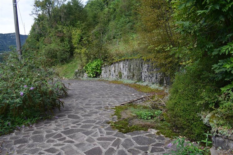 Serina vicino al centro, introvabile casetta singola con terreno di proprietà Serina