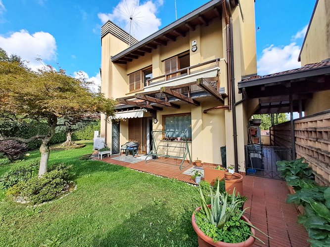 VILLA DI TESTA ESCLUSIVA LIBERA SU 3 LATI