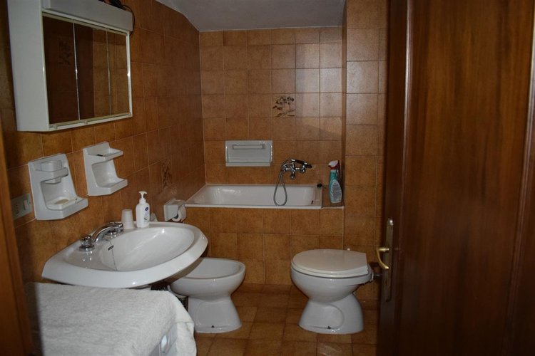 Serina centralissima favolosa indipendente mansarda con box doppio Serina