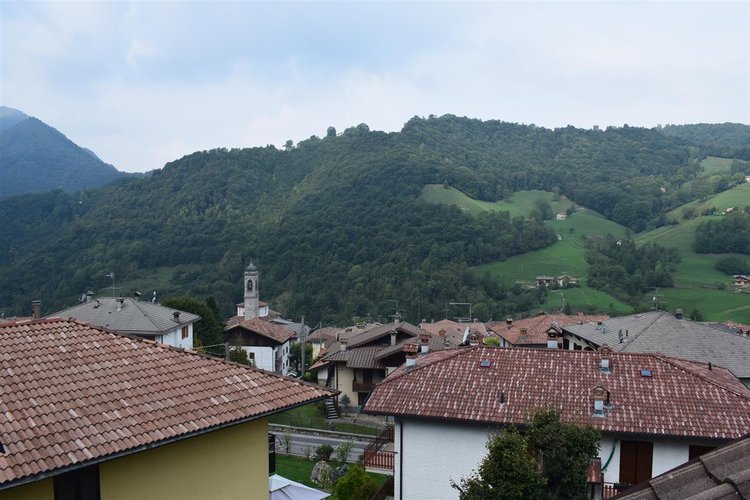 Serina centralissima favolosa indipendente mansarda con box doppio Serina