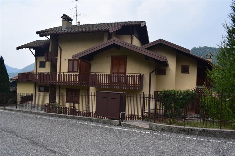 Serina centralissima favolosa indipendente mansarda con box doppio Serina