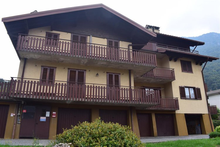 Serina centralissima favolosa indipendente mansarda con box doppio Serina