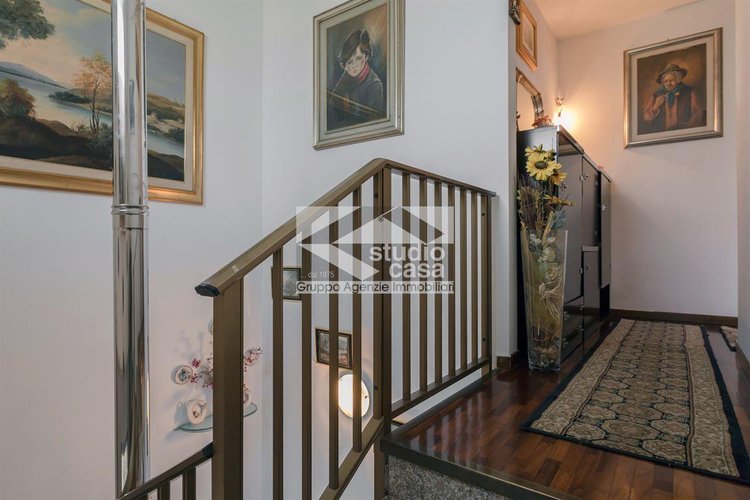 VILLA INDIPENDENTE CON AMPIO GIARDINO A VERDELLO Verdello