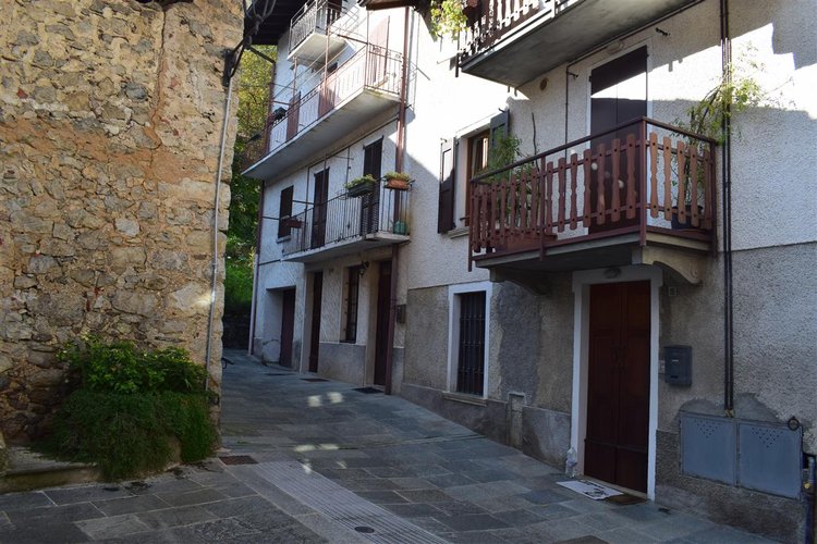 Bracca grazioso alloggio con balconata e taverna