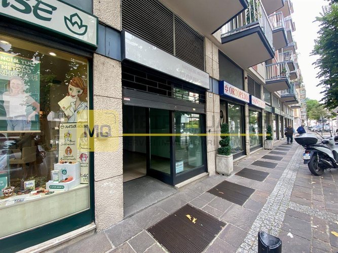 Lecco, negozio in affitto fronte strada Lecco