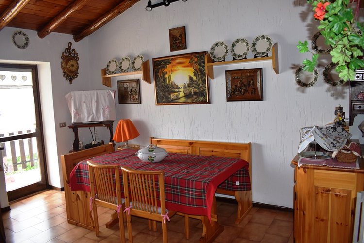 Costa Serina, vero gioiello, per amanti tranquillità ottimo trilocale arredato con terrazza e camino Costa Serina