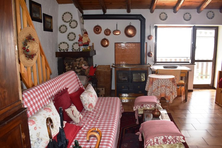 Costa Serina, vero gioiello, per amanti tranquillità ottimo trilocale arredato con terrazza e camino Costa Serina