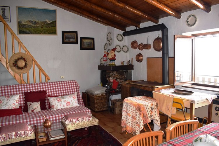 Costa Serina, vero gioiello, per amanti tranquillità ottimo trilocale arredato con terrazza e camino Costa Serina