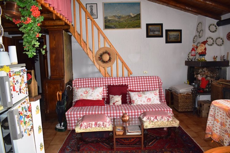 Costa Serina, vero gioiello, per amanti tranquillità ottimo trilocale arredato con terrazza e camino Costa Serina