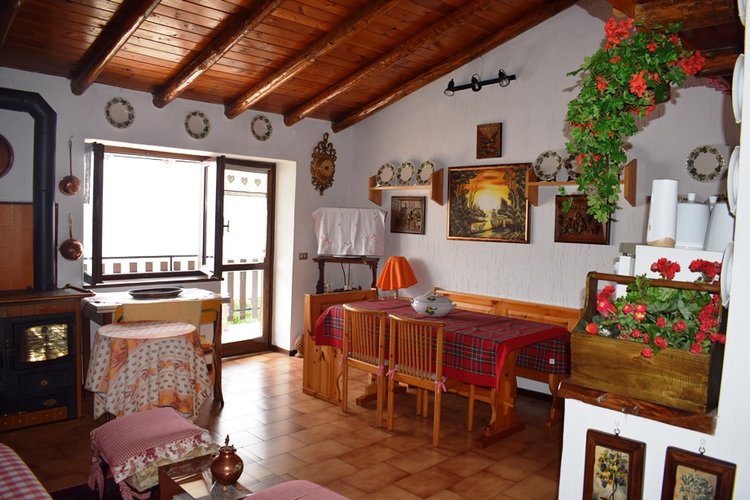 Costa Serina, vero gioiello, per amanti tranquillità ottimo trilocale arredato con terrazza e camino Costa Serina