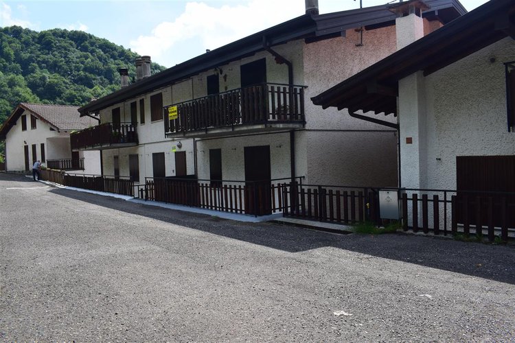 Costa Serina, vero gioiello, per amanti tranquillità ottimo trilocale arredato con terrazza e camino