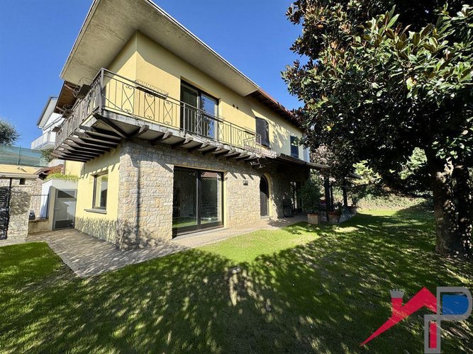 Villa singola ristrutturata con giardino privato Cisano Bergamasco