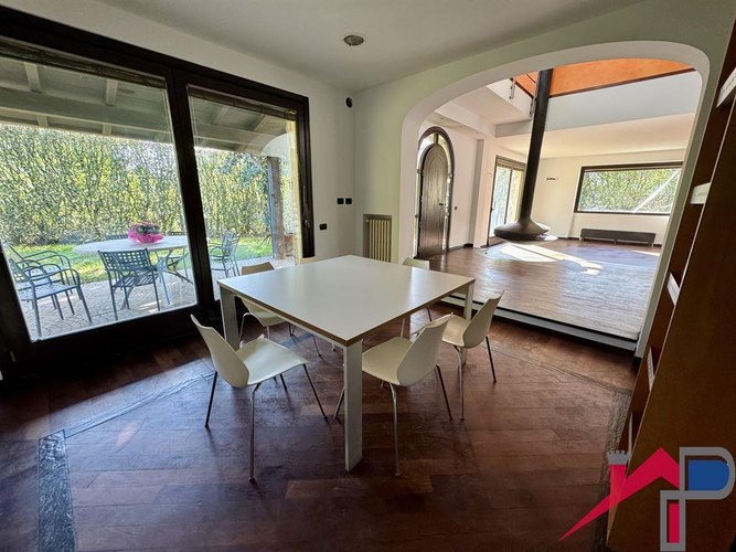 Villa singola ristrutturata con giardino privato Cisano Bergamasco