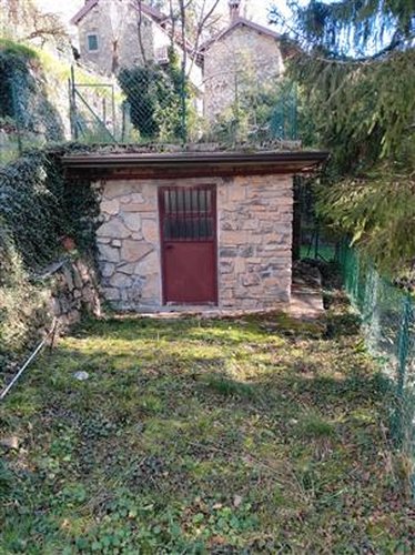 Valbrembilla in piccolo borgo, porzione di casa con giardino Val Brembilla