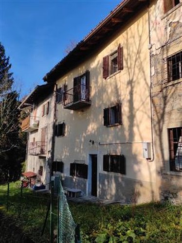 Valbrembilla in piccolo borgo, porzione di casa con giardino Val Brembilla