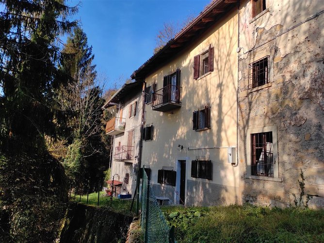 Valbrembilla in piccolo borgo, porzione di casa con giardino Val Brembilla