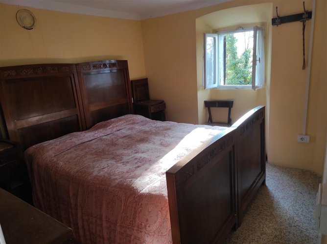 Valbrembilla in piccolo borgo, porzione di casa con giardino Val Brembilla