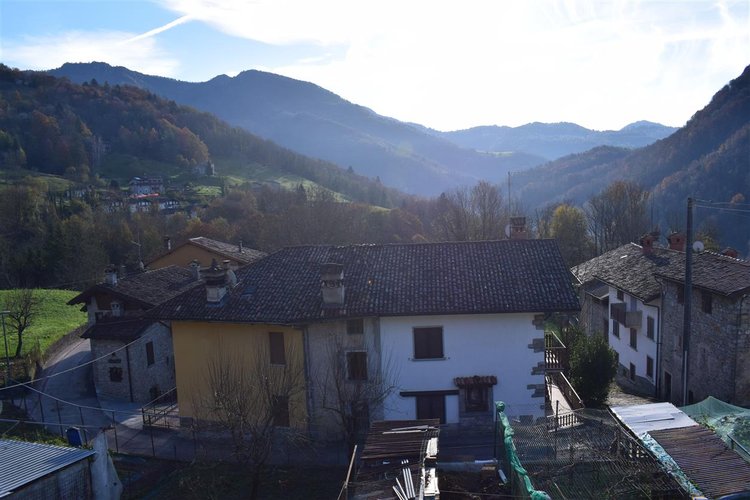 Costa Serina tipica casetta montana con corte privata Costa Serina