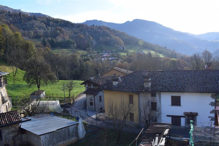 Costa Serina tipica casetta montana con corte privata Costa Serina