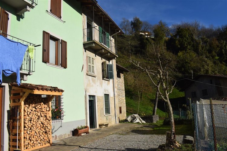 Costa Serina tipica casetta montana con corte privata