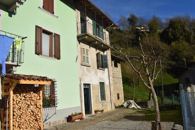 Costa Serina tipica casetta montana con corte privata Costa Serina