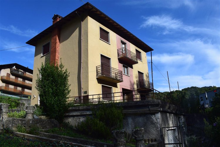Serina vicinanze, casa d’epoca indipendente con godibilissima area pertinenziale Serina