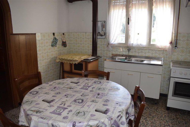 Serina vicinanze, casa d’epoca indipendente con godibilissima area pertinenziale Serina