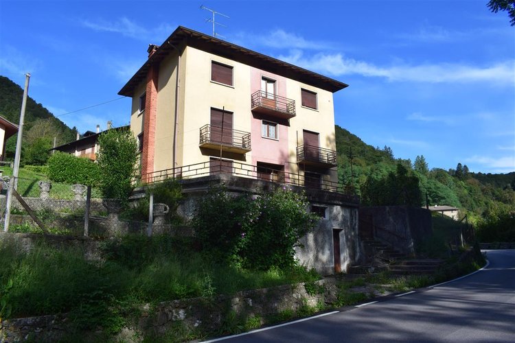 Serina vicinanze, casa d’epoca indipendente con godibilissima area pertinenziale Serina