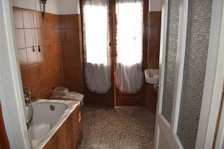 Serina vicinanze, casa d’epoca indipendente con godibilissima area pertinenziale Serina